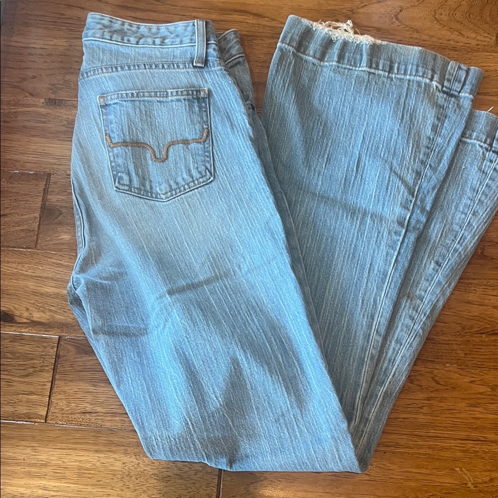 Kimes Jennifer’s Jeans size 6/32 distressed light denim